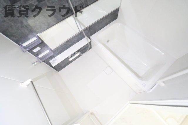 バス・シャワールーム　アクセントパネルがシックで落ち着いた雰囲気の浴室です！