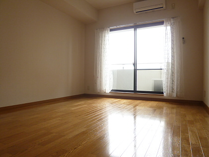 居室・リビング　天井高く、余計にお部屋が広く感じれます♪