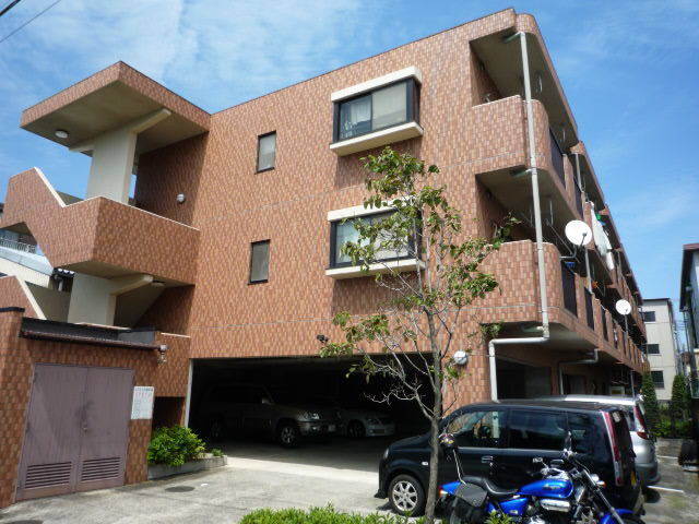 建物外観　３階建てＲＣ造マンション