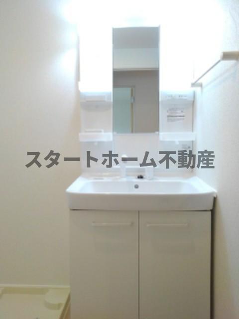 洗面設備　明るい洗面所です
