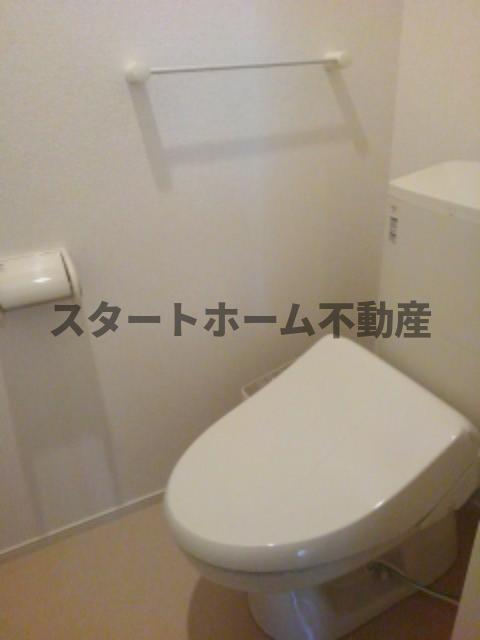 トイレ　落ち着いた色調のトイレです