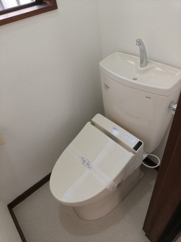 西武新宿線 小平駅 徒歩3分 1階建 築41年のトイレ写真