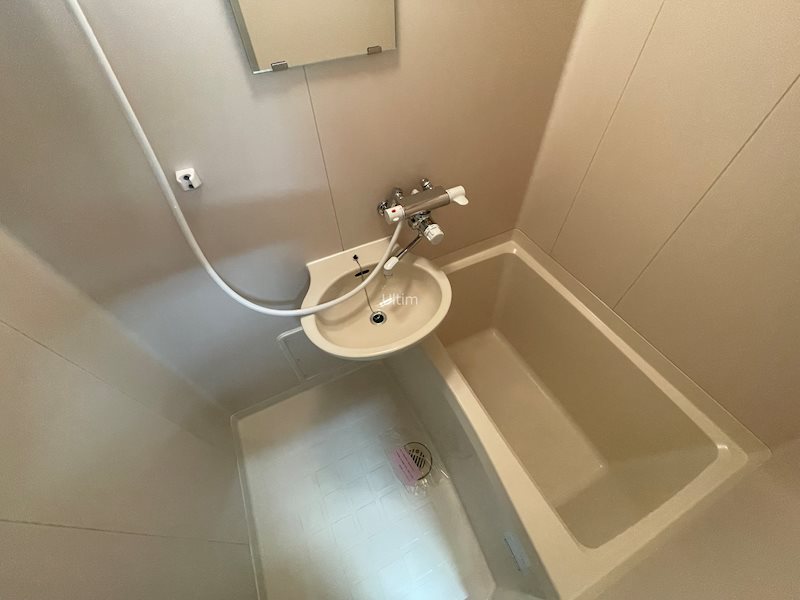 バス・シャワールーム　※同タイプの他のお部屋です