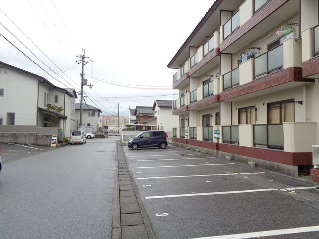 【彦根市戸賀町のアパートの駐車場】