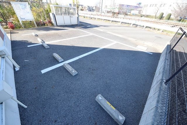 【川越市大塚新町のアパートの駐車場】