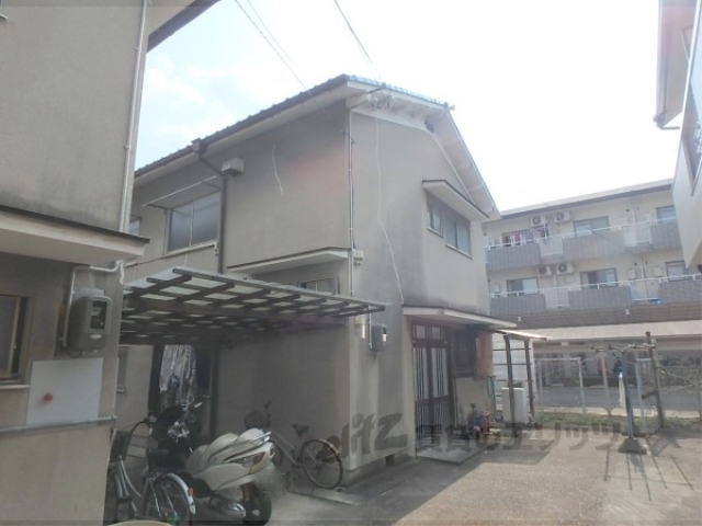 京都市北区紫竹上竹殿町のアパートの建物外観