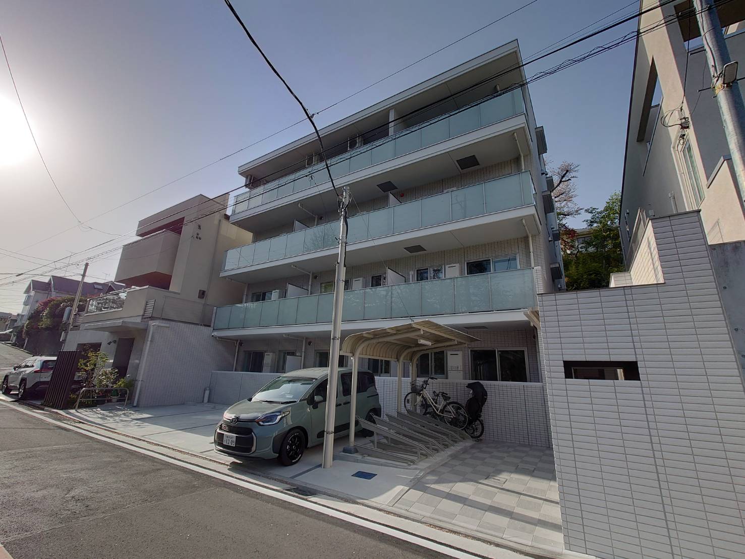 建物外観　南向きのバルコニーが映える外観です。