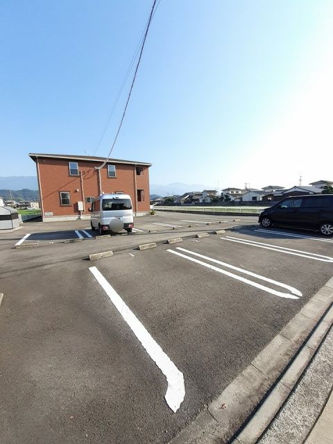 【新居浜市垣生のアパートの駐車場】