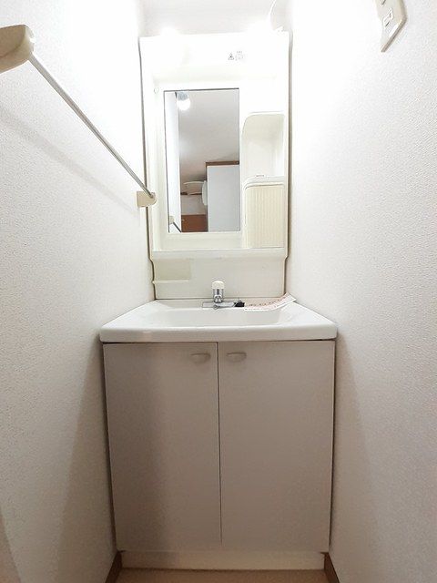 【松山市北条のアパートの洗面設備】
