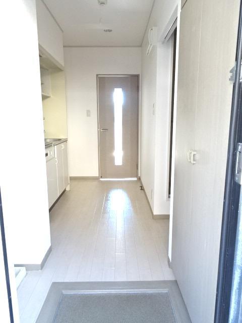 玄関　玄関にジューズボックスあります