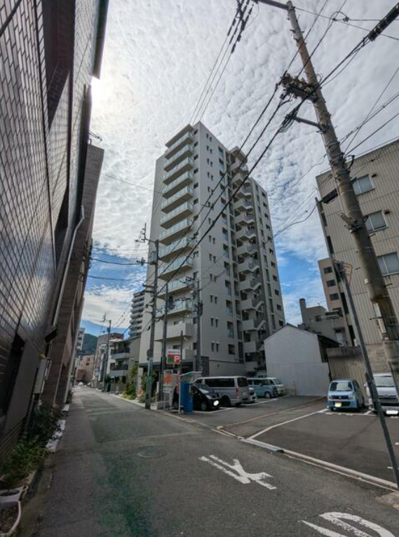 【高松市天神前のマンションの建物外観】