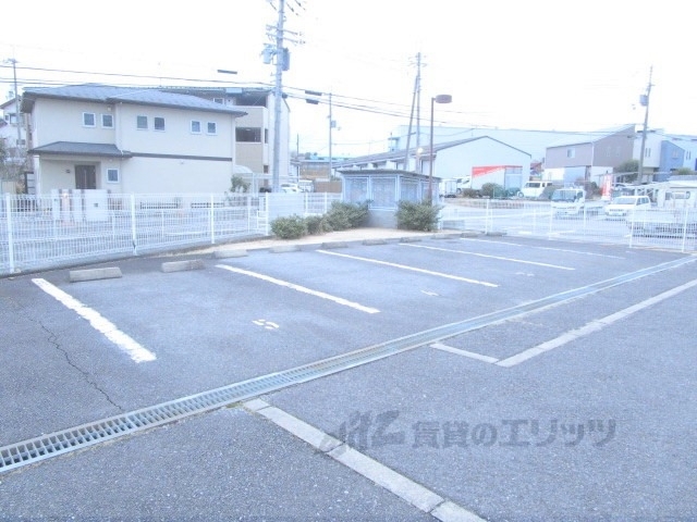 【草津市野路東のマンションの駐車場】