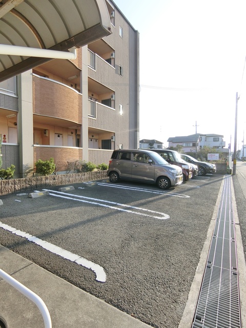 【和歌山市狐島のマンションの駐車場】