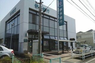 【松山市高岡町のアパートの銀行】