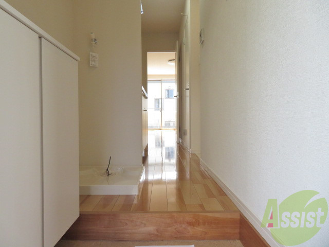 玄関　外から玄関を撮影してみました。広いリビングに繋がっています。