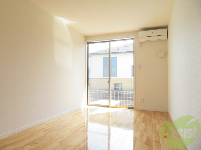 居室・リビング　リビングはこんな感じです。窓が大きくて良く陽が入ってきますね