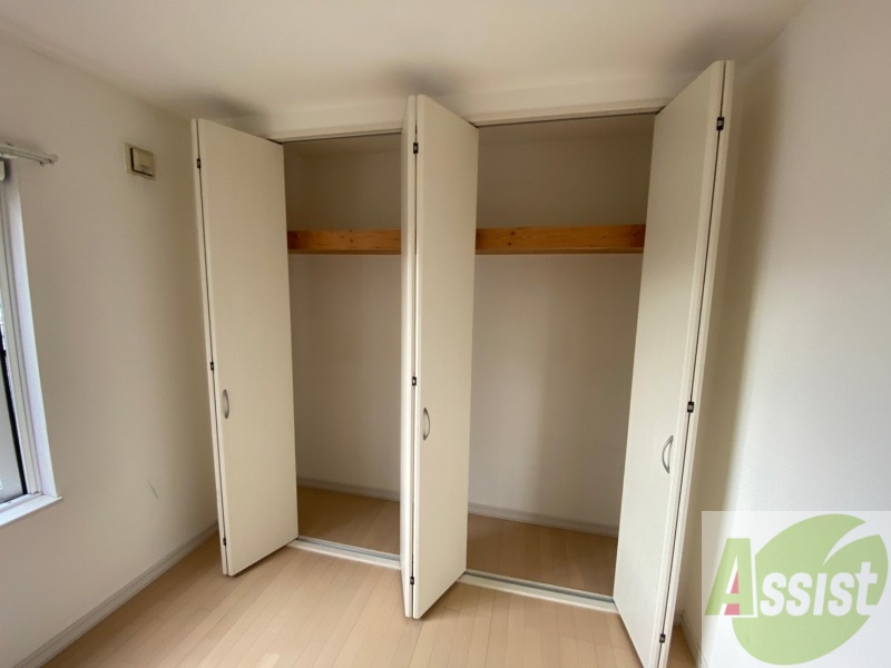 収納　こちらの収納にはハンガーをかけて服もしまえますね。