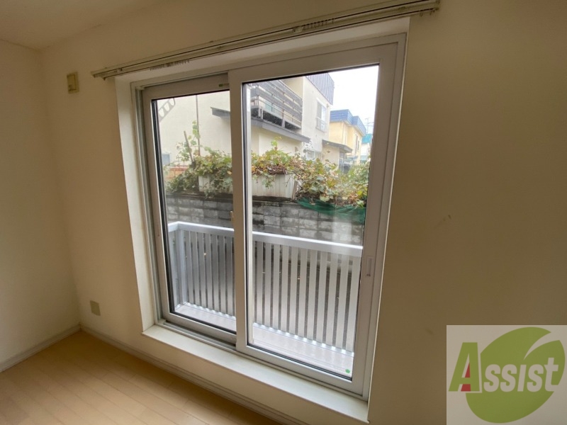 バルコニー　大きな窓がありますので風通しが良さそう。