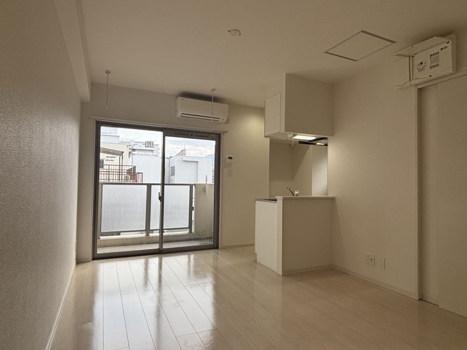 居室・リビング　白を基調にした生活感溢れるお部屋です