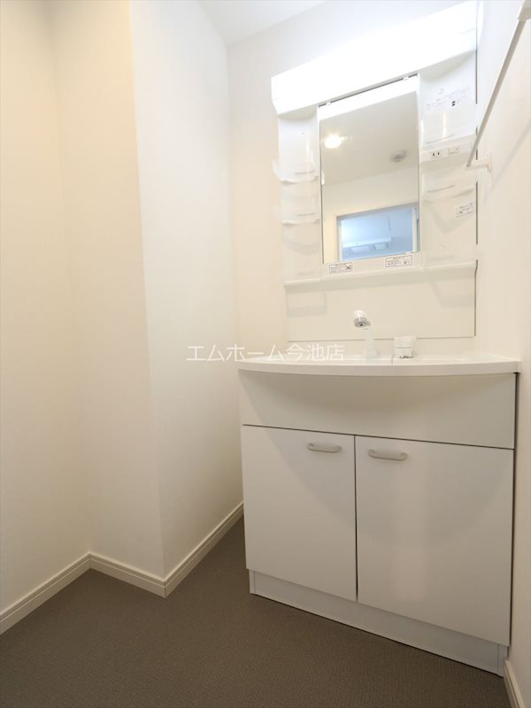 洗面設備　脱衣所　独立洗面台（シャンプードレッサー付）