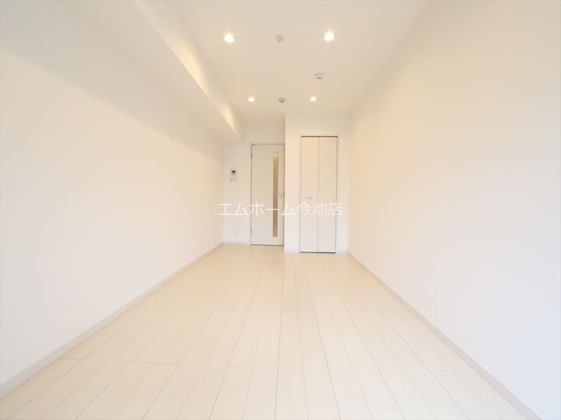 居室・リビング　洋室8.4帖　エアコン付　収納充実しています