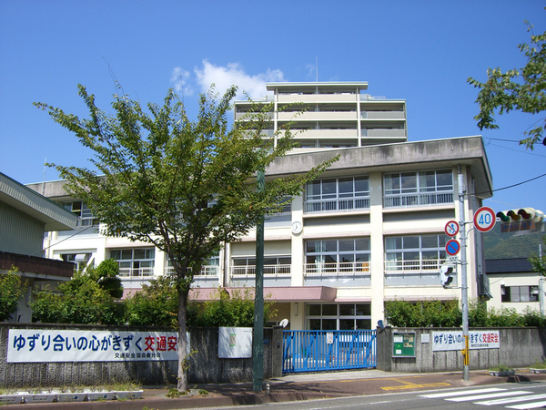 小学校　高知市立秦小学校（小学校）まで1172m