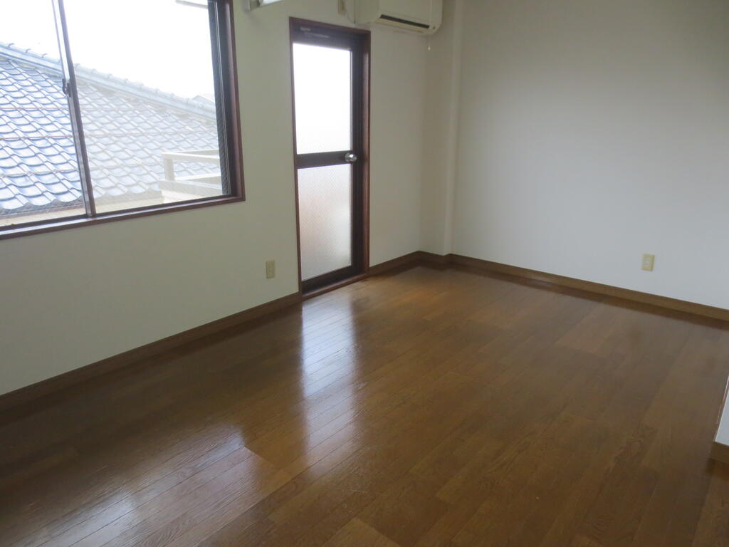 居室・リビング　バス・トイレセパレート！南向き窓で採光良好！大学まで徒歩５分