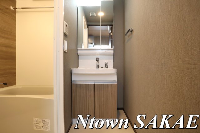 洗面設備　独立洗面台あり、毎朝おしゃれに忙しい女性の方におすすめです