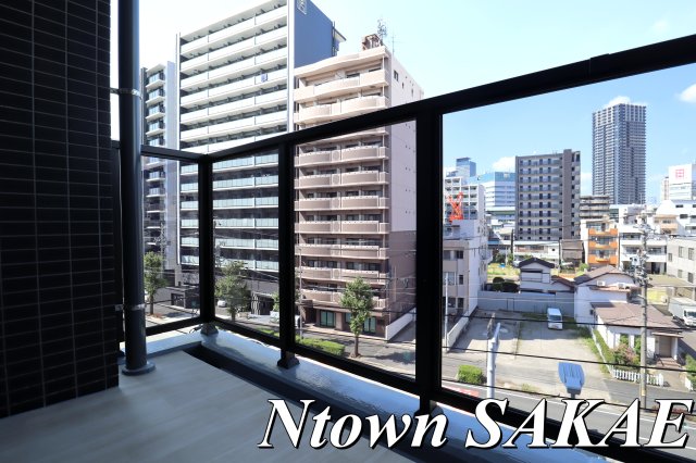 バルコニー　バルコニーからの眺めを楽しみながら食事をしませんか