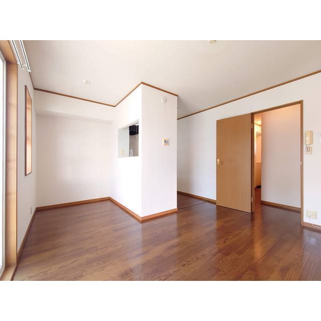 居室・リビング　※入居中のため、前回募集時の写真です。