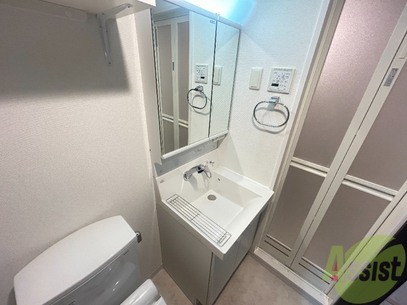 洗面設備　シャワー付き洗面台で忙しい朝もバッチリで～す。清掃済みで綺麗