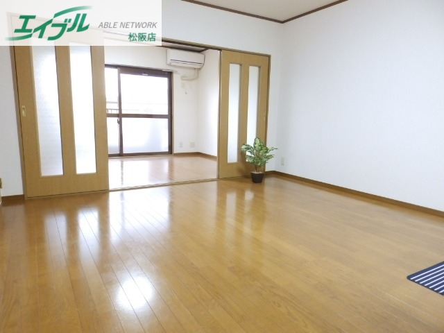 居室・リビング　同物件別室写真