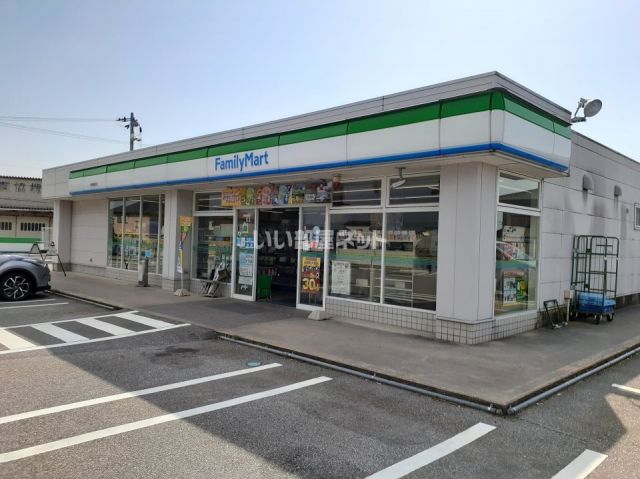 コンビニ　ファミリーマート　魚津東町店（コンビニ）まで1007m
