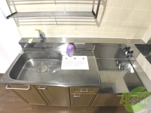 キッチン　シンプルで使いやすいキッチンです。下には収納もございます。