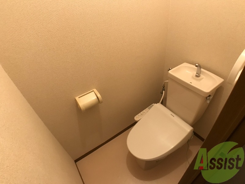 トイレ　トイレはウォシュレット機能付きで、快適にお過ごしいただけます
