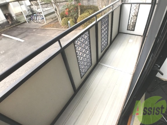 バルコニー　バルコニーはよく陽が当たり気持ちが良いです。