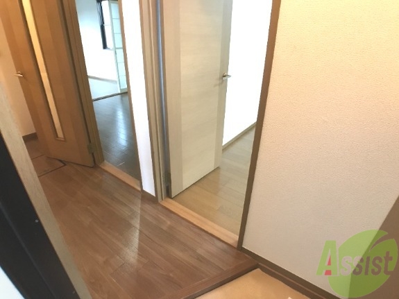 玄関　玄関からの様子ですリビングまでつながる廊下はきれいです