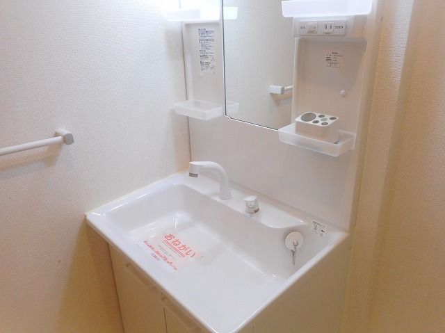 洗面設備　ゆったりとスペースのある洗面所