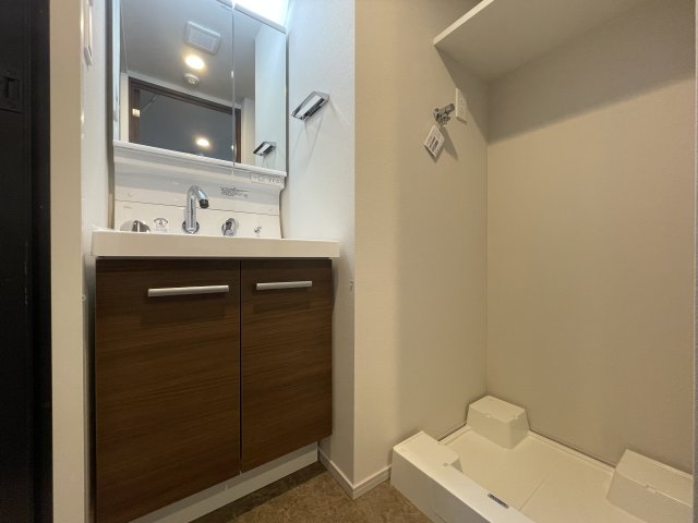 洗面設備　明るい洗面所です