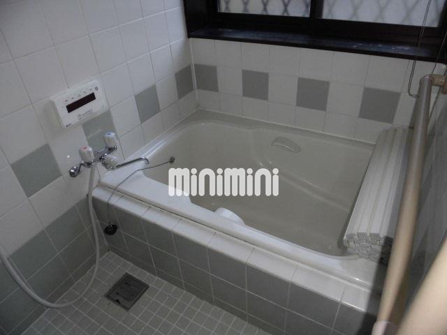 バス・シャワールーム　お風呂に窓もあります。