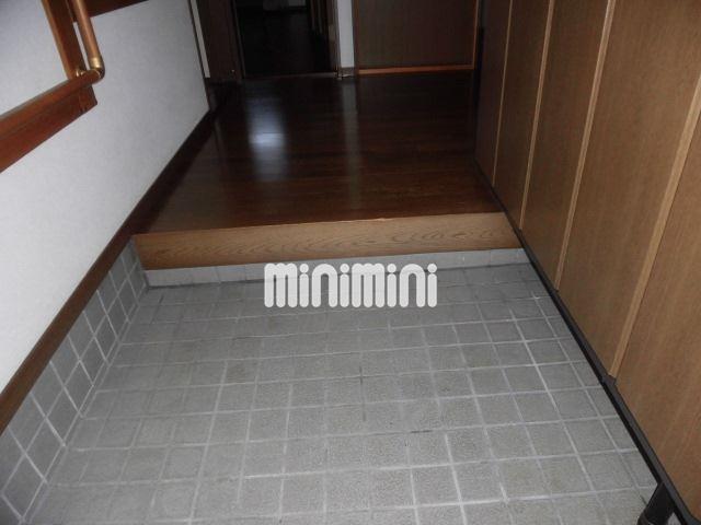 玄関　玄関にてすりも付いています。