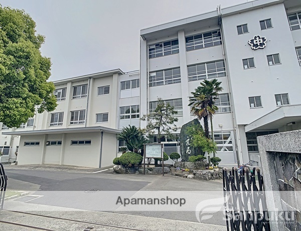 中学校　雄新中学校（中学校）まで320m
