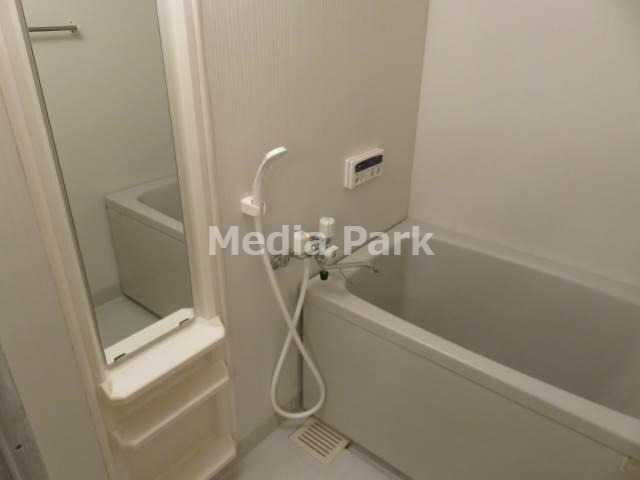 バス・シャワールーム　同物件別のお部屋の写真です。参考写真です。