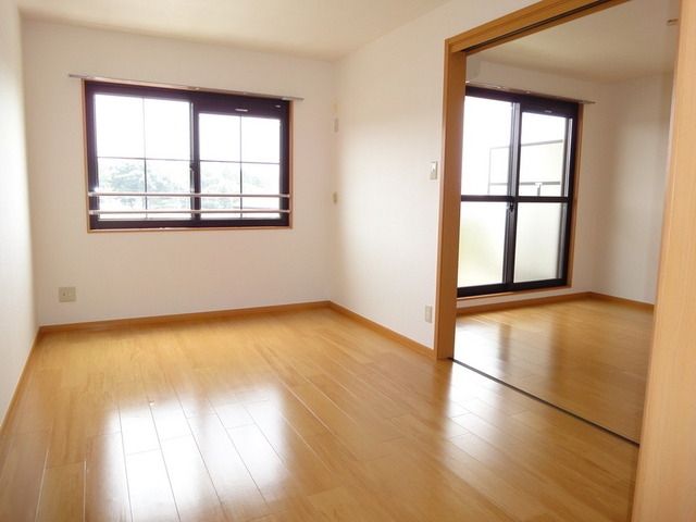 居室・リビング　南東向き日当たり良好