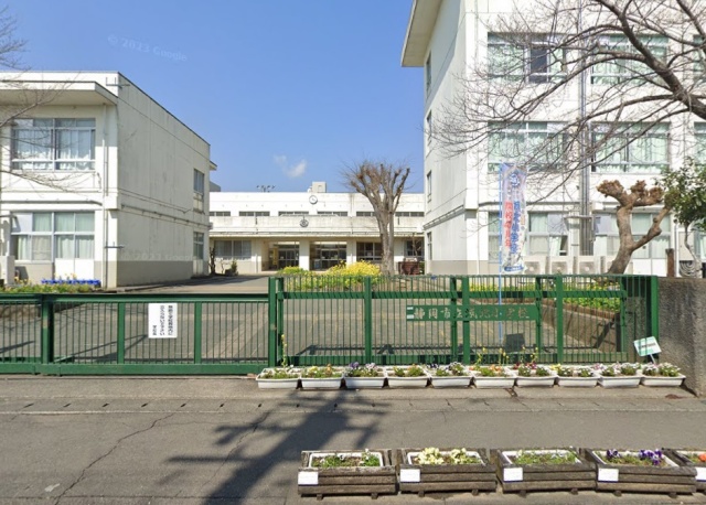 小学校　静岡市立城北小学校（小学校）まで900m