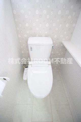 トイレ　落ち着いた色調のトイレです