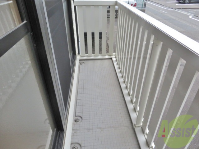 バルコニー　バルコニーは広々としており、洗濯物も乾きやすいです。