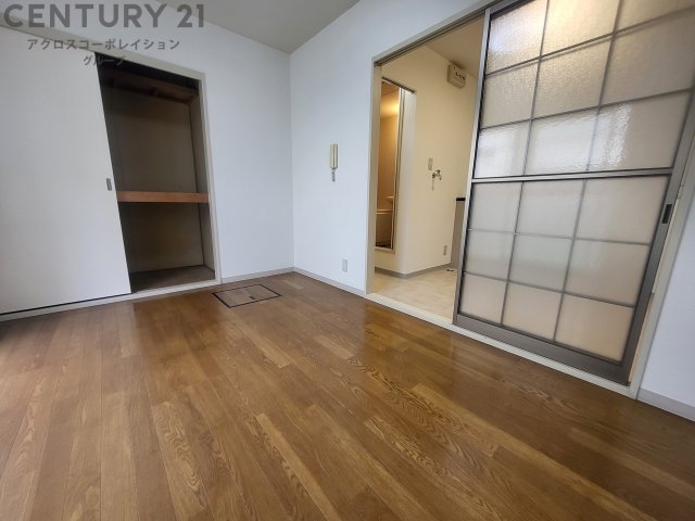 居室・リビング　収納スペース豊富な洋室です。