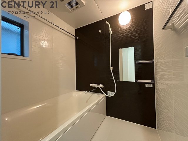 バス・シャワールーム　浴室内に窓がついていて換気に便利です