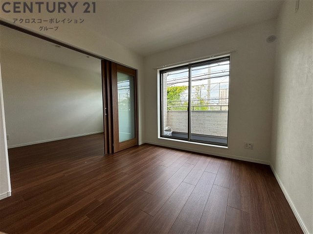 居室・リビング　床色が落ち着いた色合いで綺麗です♪